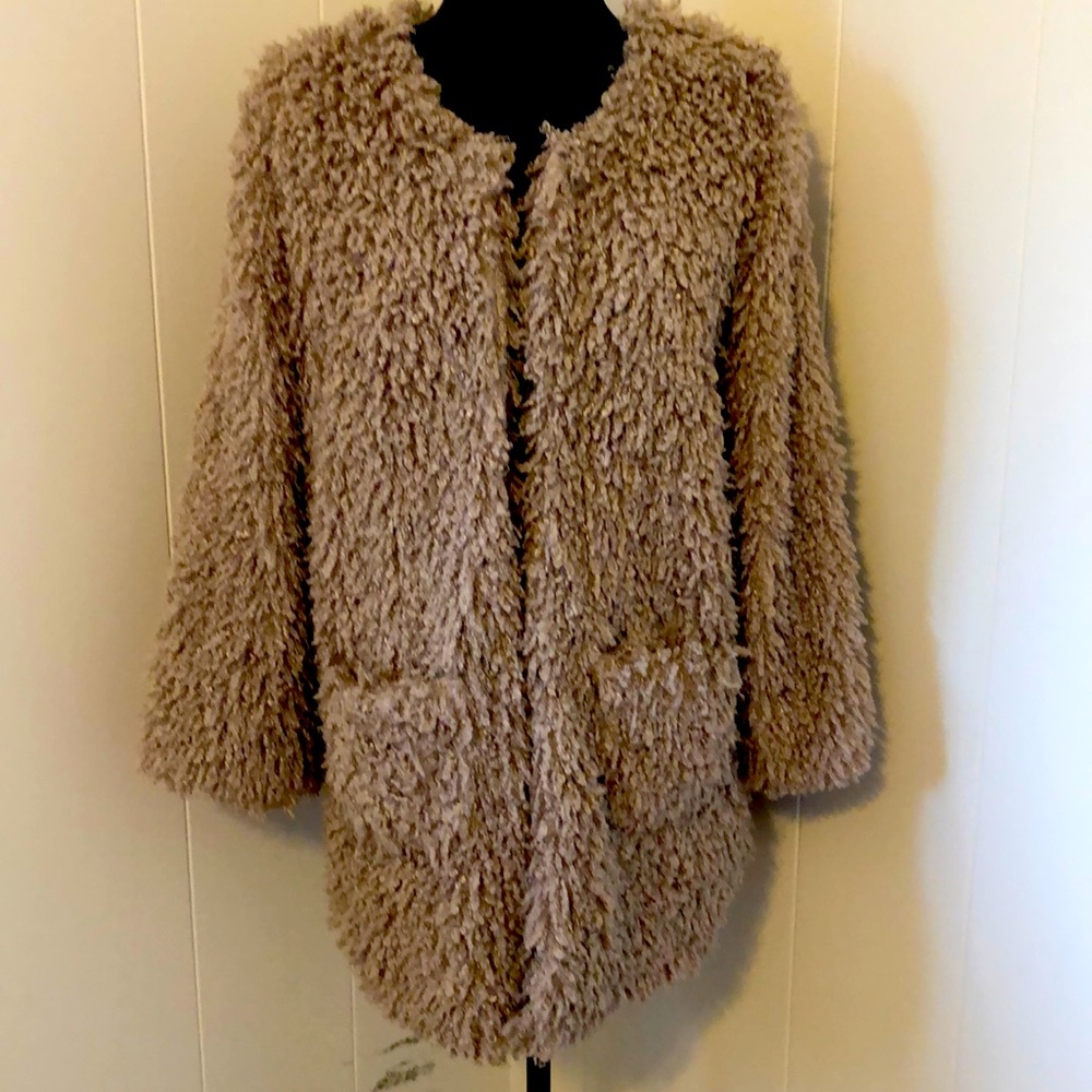 Great for holiday parties! Light, dusty pink, faux fur size medium lace lined